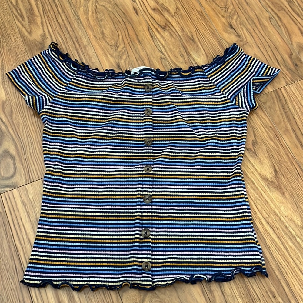 Stripped top with buttons by no comment